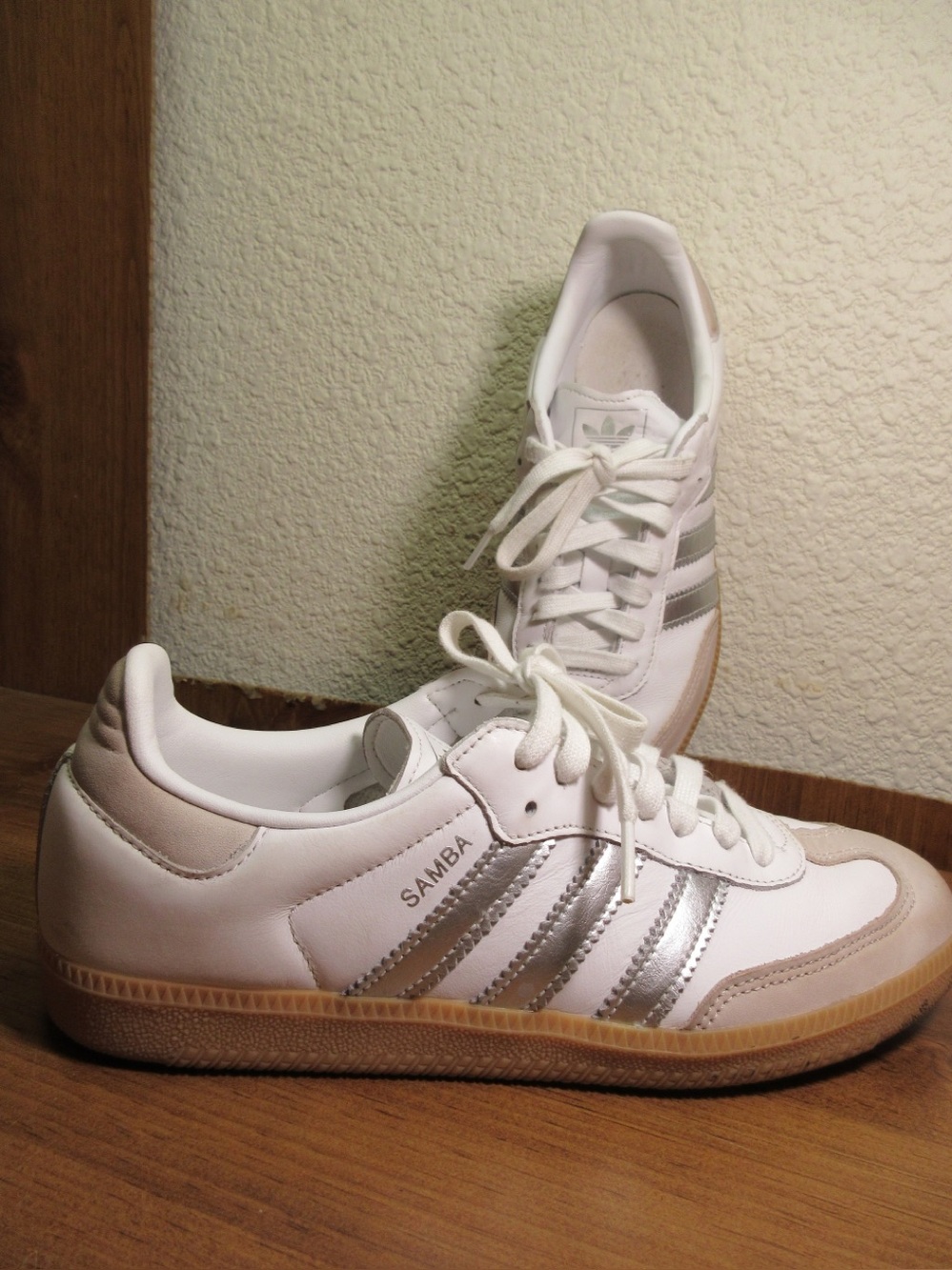adidas White & Silver Samba Leather Sneakers size 9